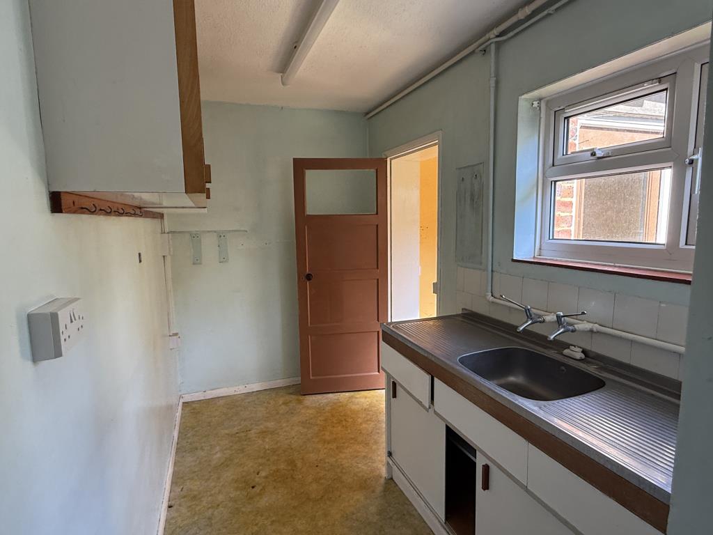 Lot: 127 - ATTRACTIVE SEMI-DETACHED HOUSE IN NEED OF IMPROVEMENT WITH POTENTIAL FOR EXTENSION - Kitchen of semi in need of improvement